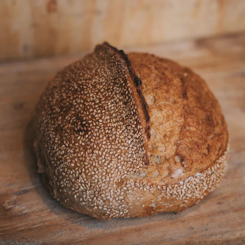 Surdeigsbrød med havre, toppet med sesam